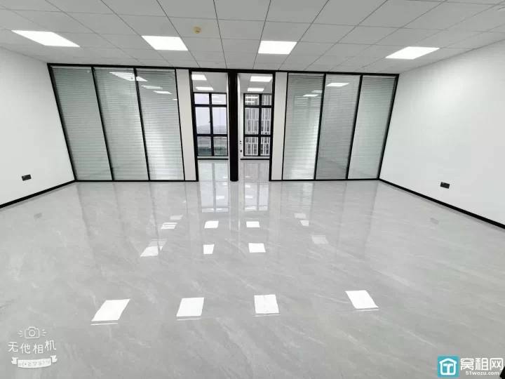 江北地铁口：中策世纪博园出租150平方，全新装修.朝南办公室出租