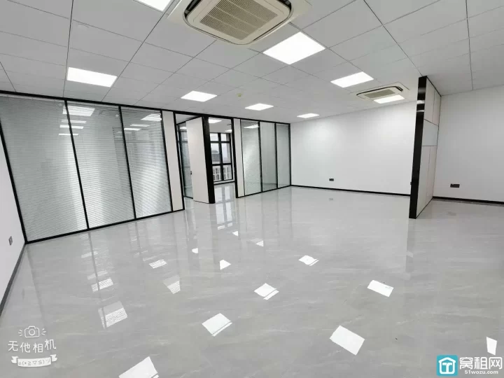 江北地铁口：中策世纪博园出租150平方，全新装修.朝南办公室出租