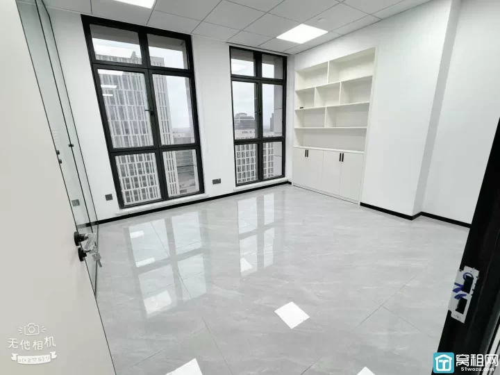 江北地铁口：中策世纪博园出租150平方，全新装修.朝南办公室出租