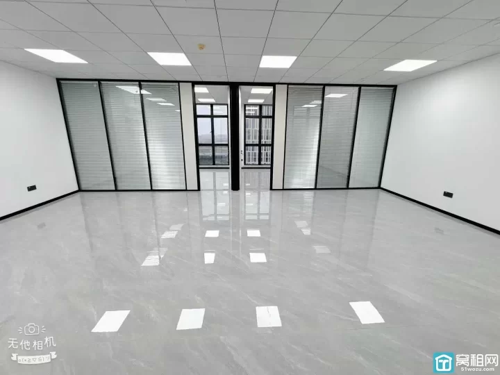 江北地铁口：中策世纪博园出租150平方，全新装修.朝南办公室出租