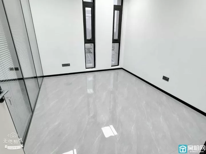 江北前洋房东直租中策世纪博园118平方，全新装修.朝东北，带2个隔间