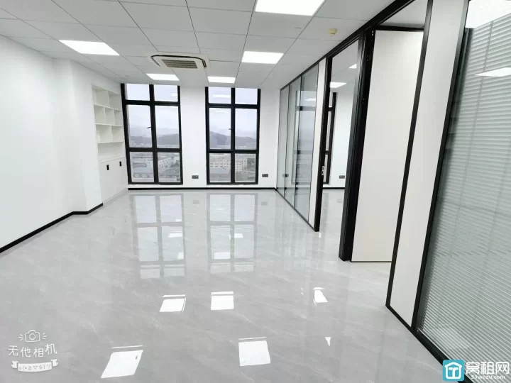 江北前洋房东直租中策世纪博园118平方，全新装修.朝东北，带2个隔间