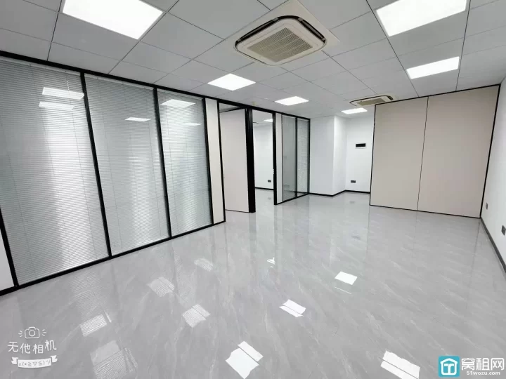 江北前洋房东直租中策世纪博园118平方，全新装修.朝东北，带2个隔间