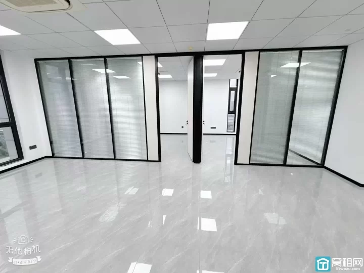 江北前洋房东直租中策世纪博园118平方，全新装修.朝东北，带2个隔间