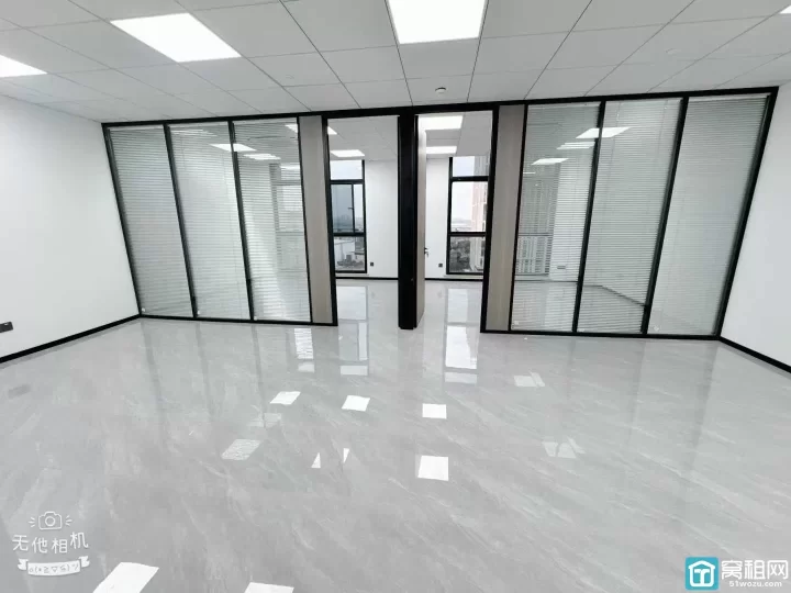 中策世纪博园130平方，全新装修.朝南.带2个隔间.可以配家具出租