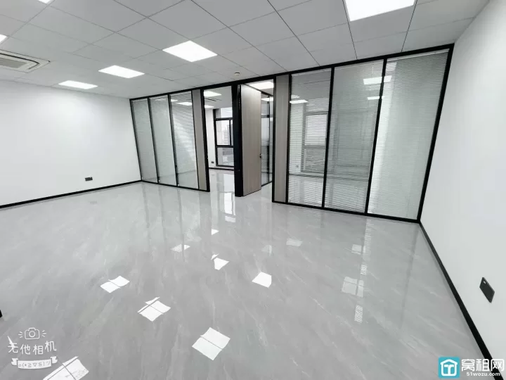 中策世纪博园130平方，全新装修.朝南.带2个隔间.可以配家具出租