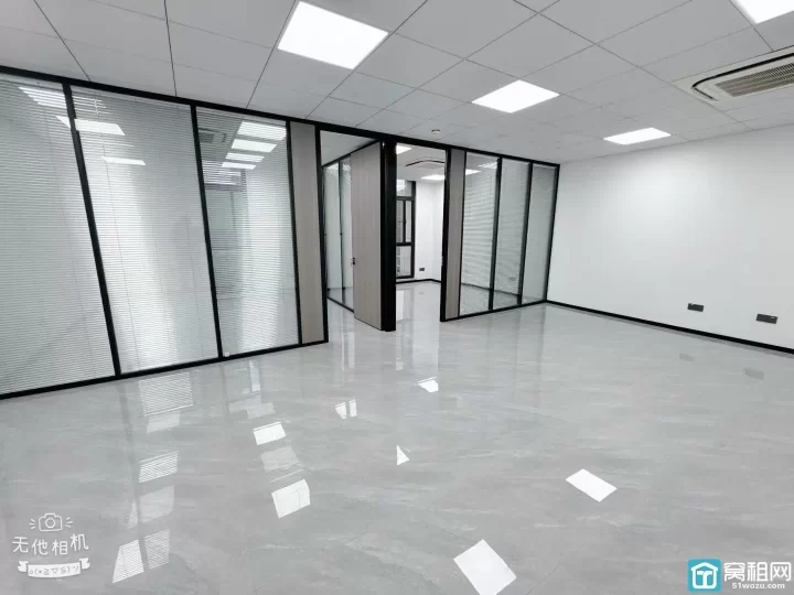 中策世纪博园130平方，全新装修.朝南.带2个隔间.可以配家具出租