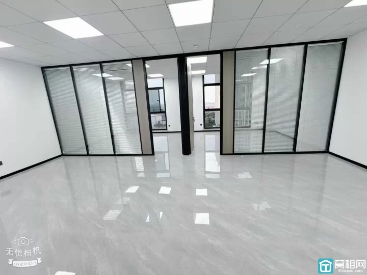 中策世纪博园130平方，全新装修.朝南.带2个隔间.可以配家具出租