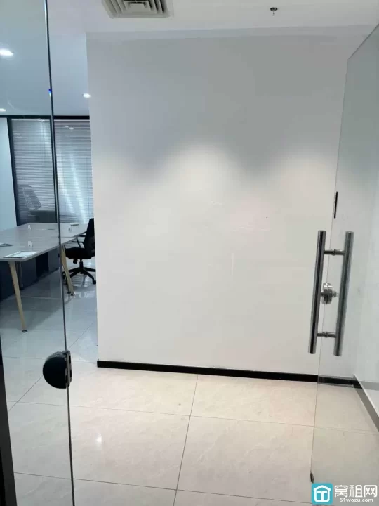 海曙区天一平安大厦115平米精装修办公室出租5600元一个月