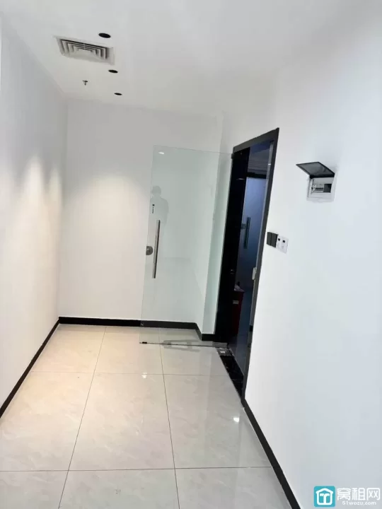 海曙区天一平安大厦115平米精装修办公室出租5600元一个月