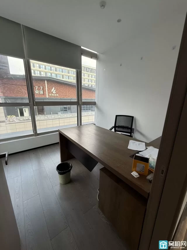 江北区中体芯锐中心725.81平方 原装修公司风格出租