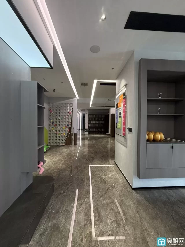 江北区中体芯锐中心725.81平方 原装修公司风格出租