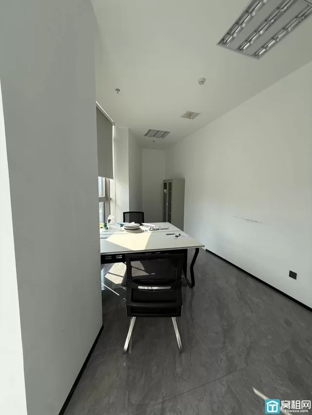 江北区中体芯锐中心725.81平方 原装修公司风格出租