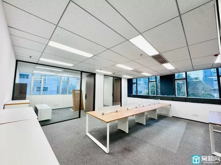 南部商务区水街美豪大厦120平，西南，两个隔间，有形象墙办公室招租