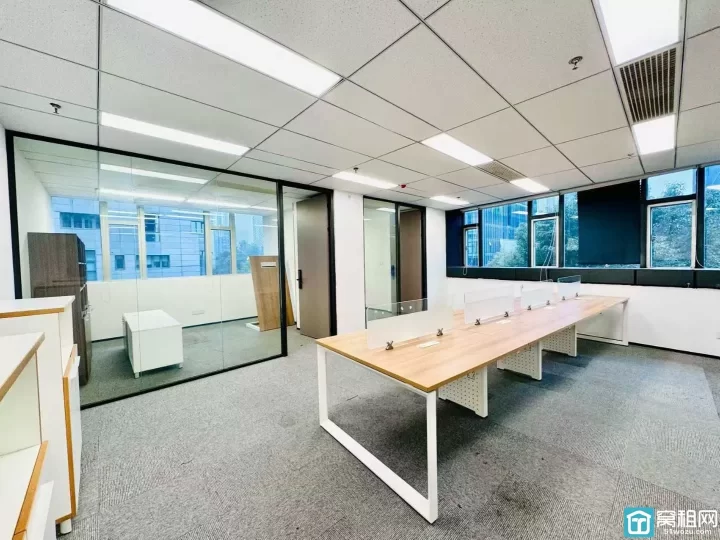 南部商务区水街美豪大厦120平，西南，两个隔间，有形象墙办公室招租