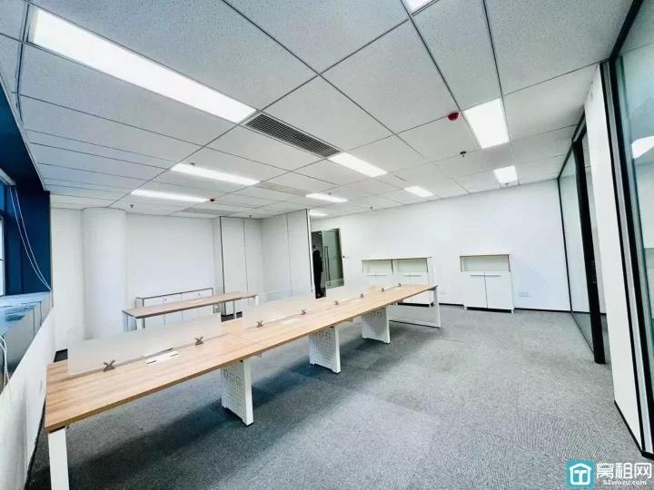 南部商务区水街美豪大厦120平，西南，两个隔间，有形象墙办公室招租