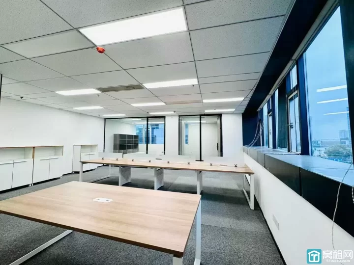 南部商务区水街美豪大厦120平，西南，两个隔间，有形象墙办公室招租