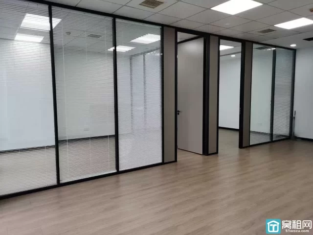 东部新城核心区域城投大厦110平，7300每月，2个隔间1个大厅