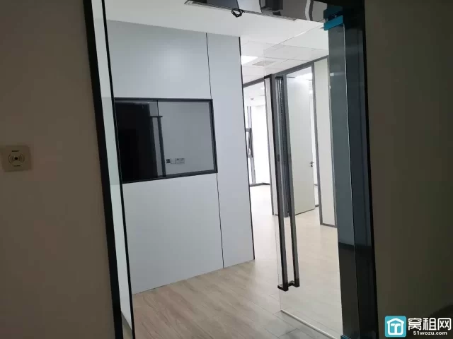 东部新城核心区域城投大厦110平，7300每月，2个隔间1个大厅