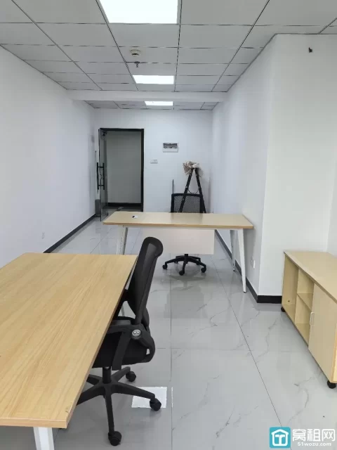 新天地商务大厦12号楼50平1900每月，室内配置2张工位