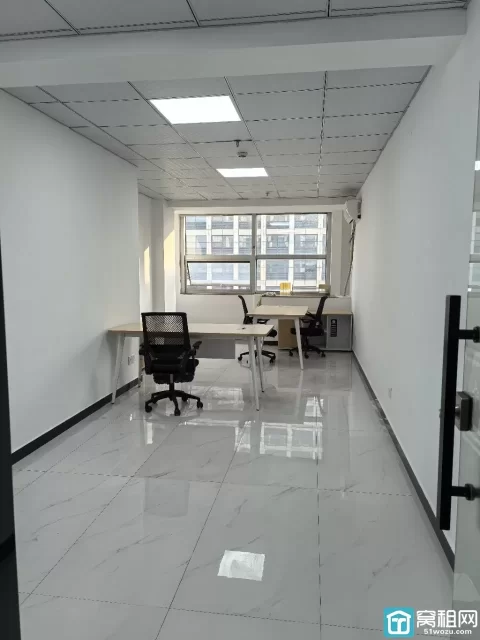 新天地商务大厦12号楼50平1900每月，室内配置2张工位