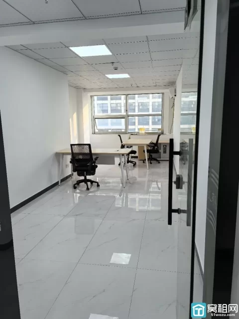 新天地商务大厦12号楼50平1900每月，室内配置2张工位