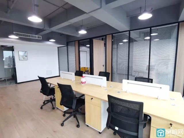 鄞州区汇亚国际大厦95.89平，全新装修，电梯口，室内两隔间月租5600元