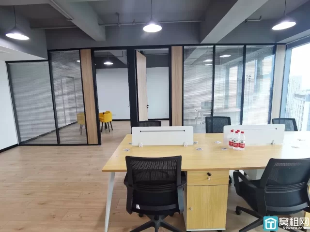 鄞州区汇亚国际大厦95.89平，全新装修，电梯口，室内两隔间月租5600元