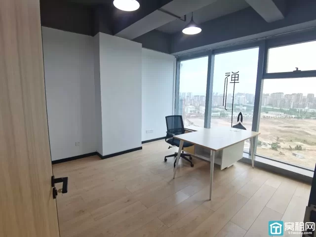 鄞州区汇亚国际大厦95.89平，全新装修，电梯口，室内两隔间月租5600元