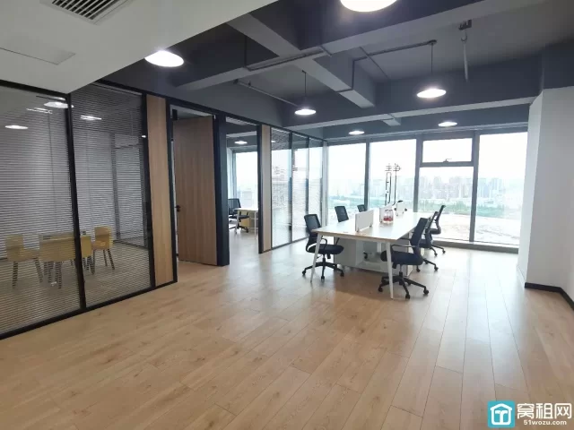 鄞州区汇亚国际大厦95.89平，全新装修，电梯口，室内两隔间月租5600元