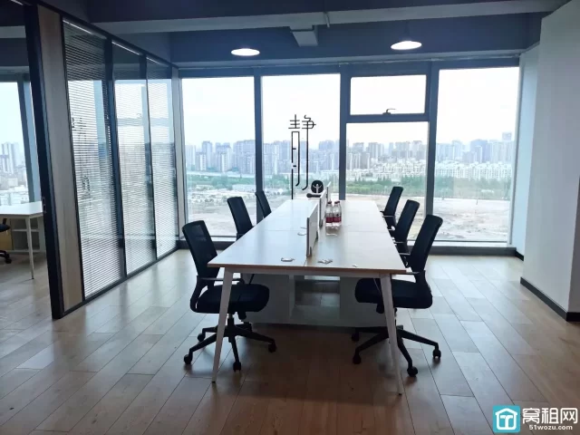 鄞州区汇亚国际大厦95.89平，全新装修，电梯口，室内两隔间月租5600元