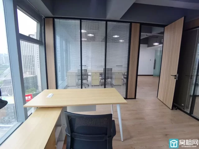 鄞州区汇亚国际大厦95.89平，全新装修，电梯口，室内两隔间月租5600元