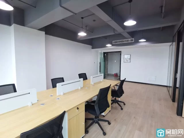 鄞州区汇亚国际大厦95.89平，全新装修，电梯口，室内两隔间月租5600元