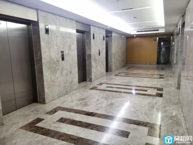 鄞州区汇亚国际大厦95.89平，全新装修，电梯口，室内两隔间月租5600元