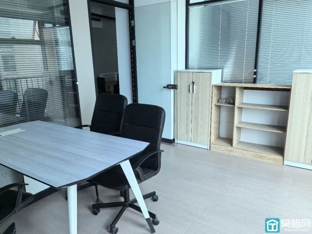 宁波鄞州区汇亚国际88平，4500每月，2个隔间，带家具，朝南