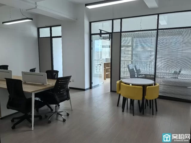 宁波鄞州区汇亚国际88平，4500每月，2个隔间，带家具，朝南