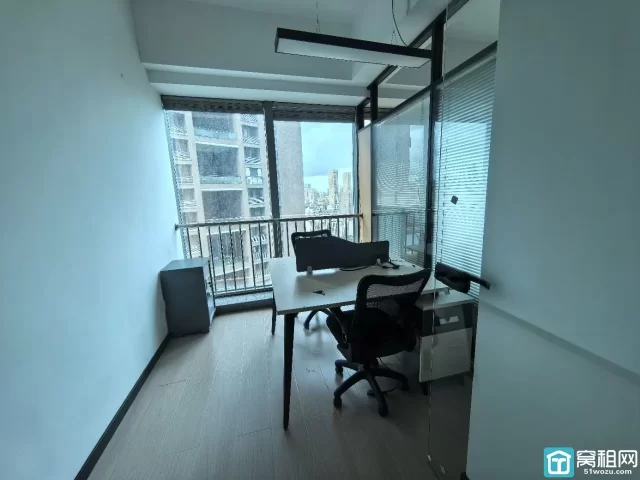 宁波鄞州区汇亚国际88平，4500每月，2个隔间，带家具，朝南