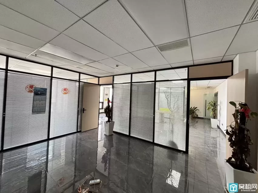 鄞州区开元大酒店隔壁天润大厦173平月租金9000元/月