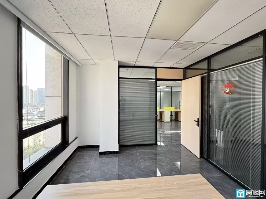 鄞州区开元大酒店隔壁天润大厦173平月租金9000元/月