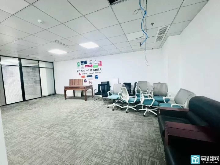 美豪大厦135平米出租朝西，两个隔间，有形象墙