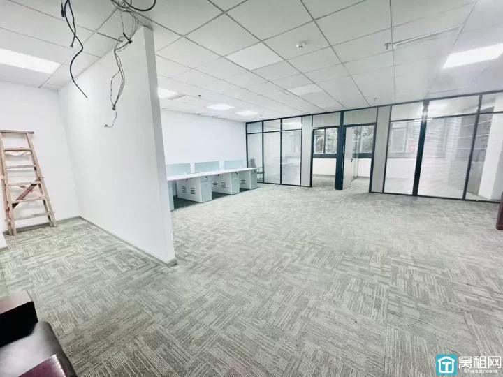 美豪大厦135平米出租朝西，两个隔间，有形象墙