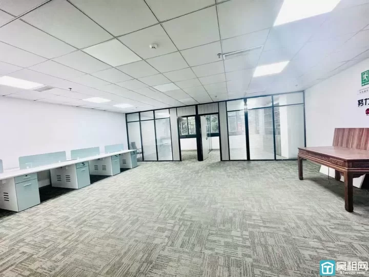 美豪大厦135平米出租朝西，两个隔间，有形象墙