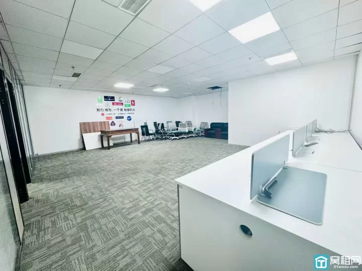 美豪大厦135平米出租朝西，两个隔间，有形象墙