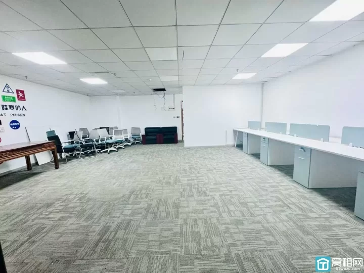 美豪大厦135平米出租朝西，两个隔间，有形象墙