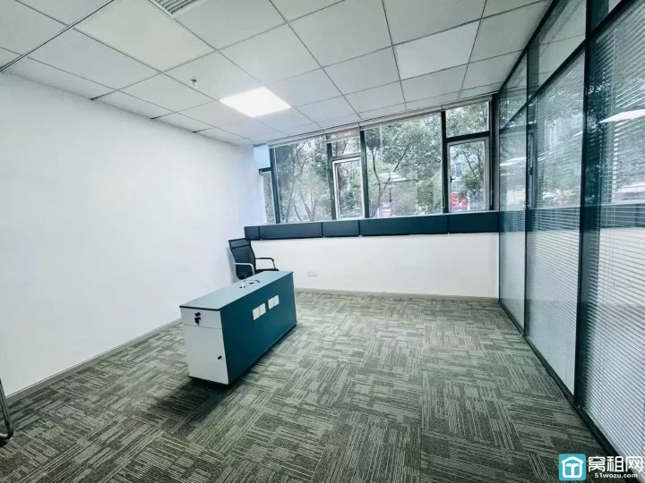 美豪大厦135平米出租朝西，两个隔间，有形象墙