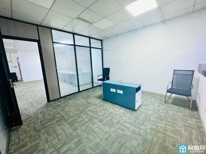 美豪大厦135平米出租朝西，两个隔间，有形象墙