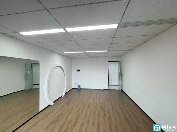 万达和邦隔壁隆兴大厦 60平 朝南 可做隔间租金3300元/月