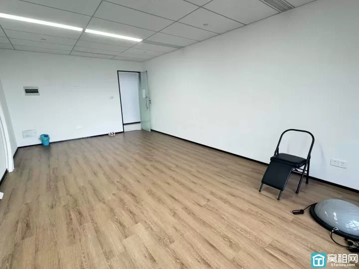 万达和邦隔壁隆兴大厦 60平 朝南 可做隔间租金3300元/月