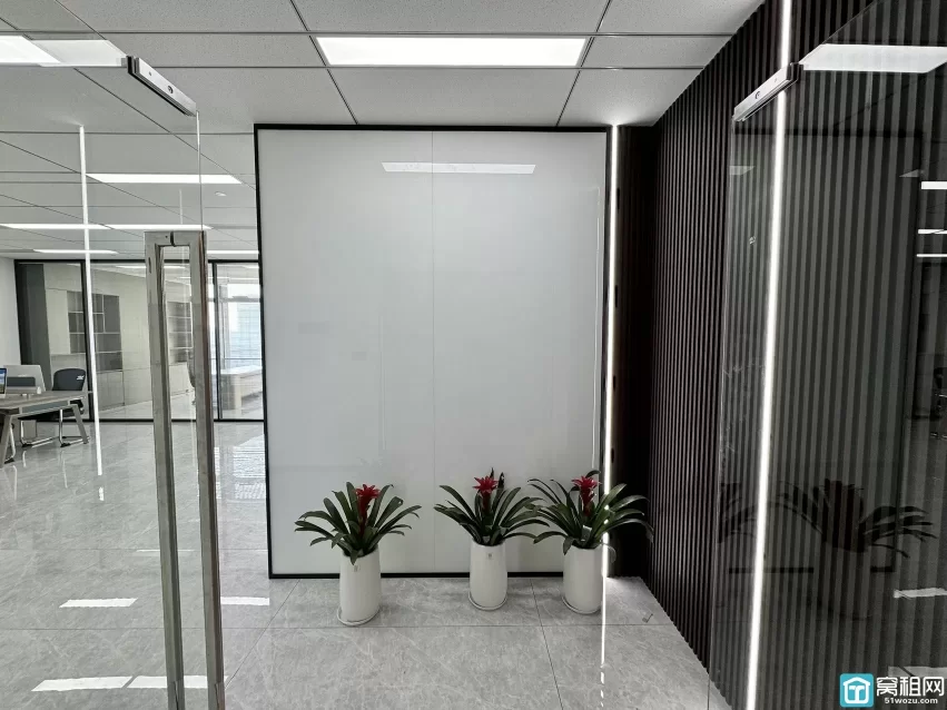 南部商务区铁建大厦写字楼152平，2隔间，南，8000元/月