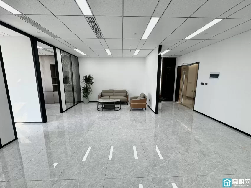 南部商务区铁建大厦写字楼152平，2隔间，南，8000元/月